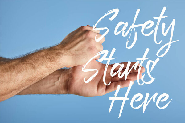 частичный вид человека мыть руки изолированы на синий, безопасность начинается здесь иллюстрация
