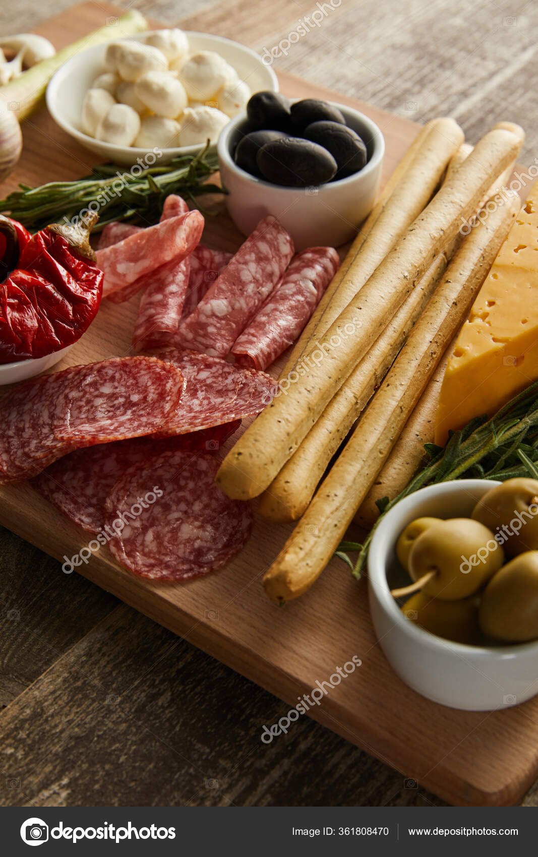 Vista Gran Angular Del Tablero Con Palillos Lonchas Salami Ingredientes