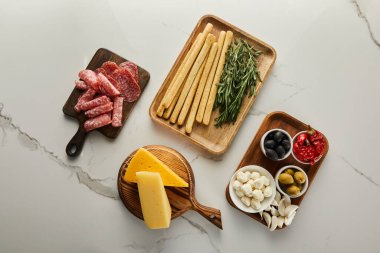 Beyaz panolarda antipasto malzemeleriyle bembeyaz yatıyordu 