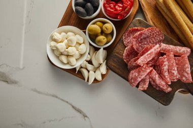 Beyaz panolarda antipasto içerikli salam dilimlerinin üst görüntüsü