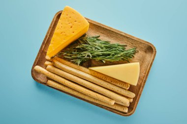 Ekmek çubuğu, peynir ve biberiyenin üst görünümü