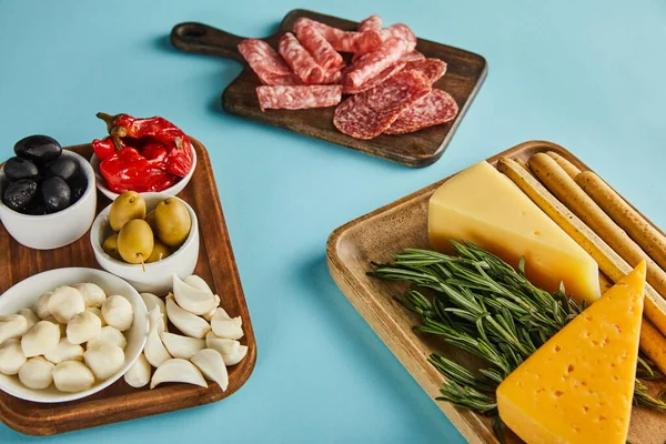 Vista Alto Ángulo Rebanadas Salami Ingredientes Antipasto Las Tablas Azul — Foto de Stock