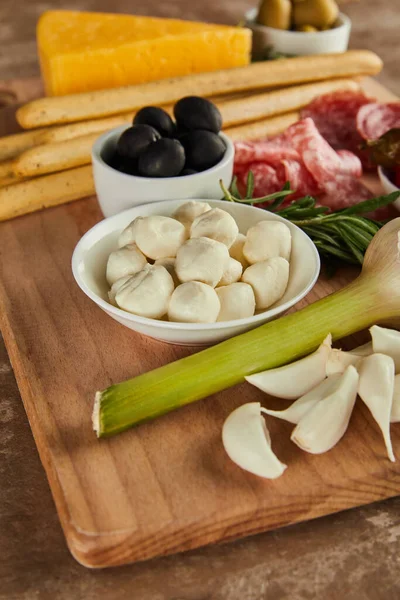 Selective Focus Garlic Rosemary Salami Slices Bowls Olives Mozzarella Breadsticks — Stock Photo, Image