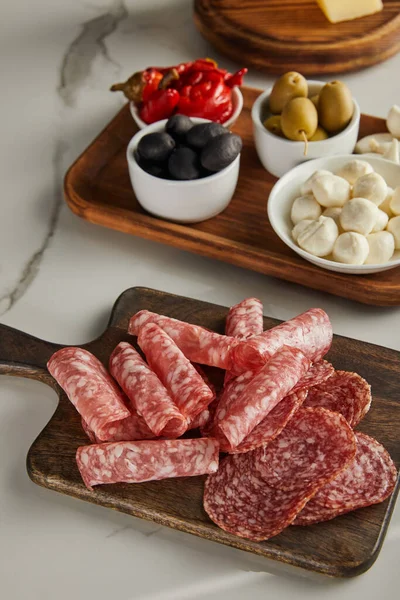 Vista Alto Ângulo Tábuas Com Fatias Salame Tigelas Com Azeitonas — Fotografia de Stock