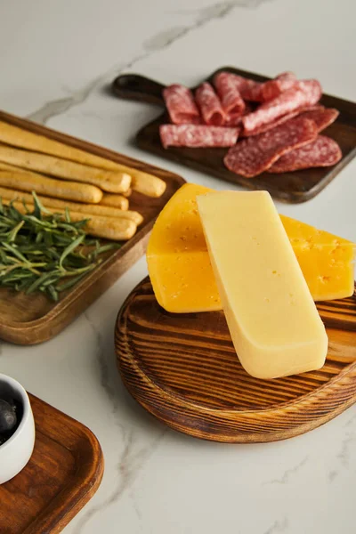 Hoge Hoek Uitzicht Planken Met Kaas Antipasto Ingrediënten Witte Achtergrond — Stockfoto