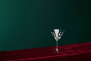 Yeşil üzerine izole edilmiş boş kokteyl bardağının yüksek açılı görüntüsü