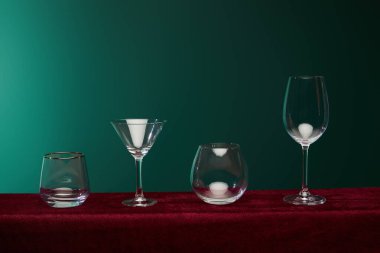Yeşil üzerine izole edilmiş likör bardağı, kokteyl bardağı, brendi bardağı ve şarap bardağı. 