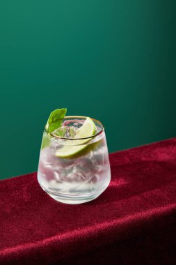 Yüksek açılı mojito manzarası. Yeşil camlı buz ve naneli.