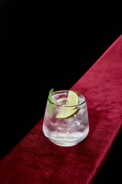 Mojito, nane ve limon dilimleri siyah üzerine izole edilmiş yüksek açılı eski moda camlar.