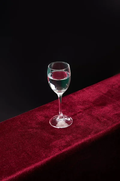 Vue Grand Angle Verre Tir Avec Liquide Transparent Pur Isolé — Photo