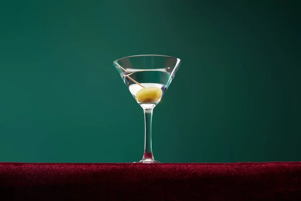 Blick Auf Cocktailglas Mit Wermut Und Ganzen Oliven Auf Zahnstocher — Stockfoto