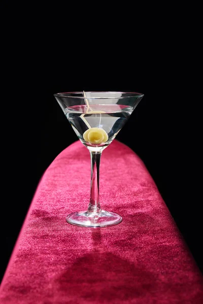Bicchiere Cocktail Con Vermut Olive Intere Stuzzicadenti Superficie Rosa Isolato — Foto Stock