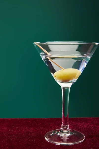 Nahaufnahme Von Cocktailglas Mit Wermut Und Ganzen Oliven Auf Zahnstocher — Stockfoto