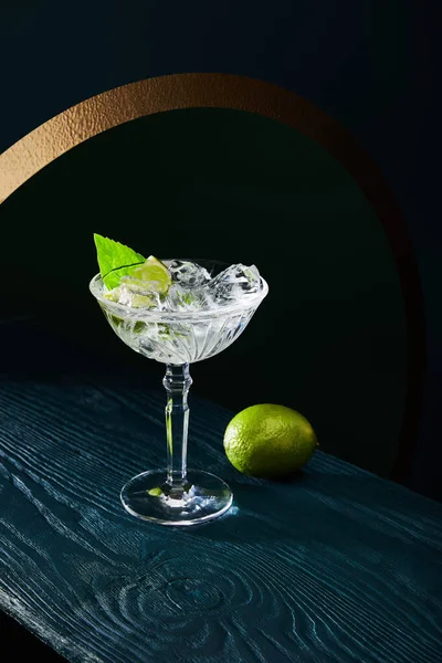 High Angle View Cocktail Glass Ice Mint Leaf Whole Lime — Stock Photo, Image