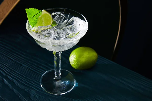 Hochwinkelblick Auf Cocktailglas Mit Eiswürfeln Minzblatt Und Ganzer Limette Auf — Stockfoto