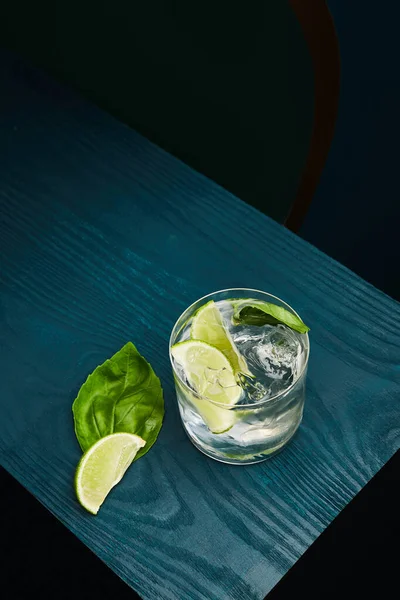 Κάτοψη Παλιομοδίτικου Γυαλιού Φρέσκο Ποτό Φύλλα Δυόσμου Και Φέτα Λάιμ — Φωτογραφία Αρχείου
