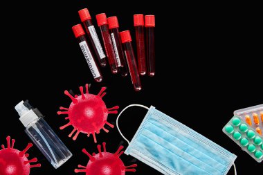 Çizilmiş virüsün üst görüntüsü, tıbbi maske, el dezenfektanı, haplar ve koronavirüs test tüpleri siyah üzerine izole edilmiş. 