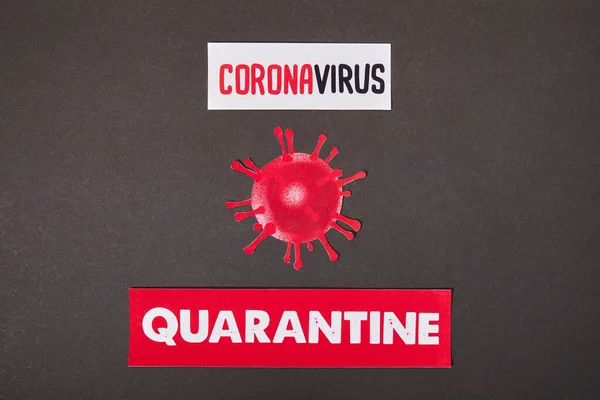 Vista Superior Papeles Con Letras Cuarentena Coronavirus Cerca Del Virus —  Fotos de Stock