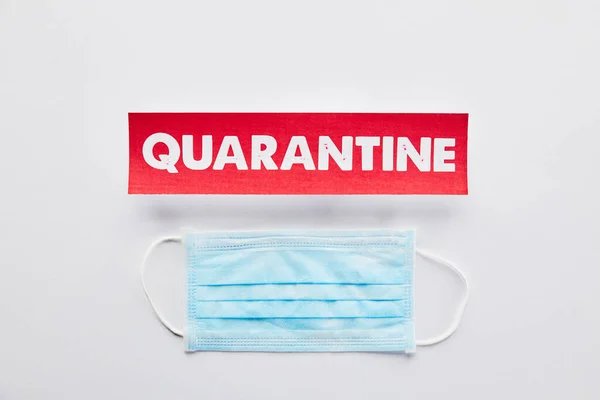 Bovenaanzicht Van Papier Met Quarantaine Letters Bij Medisch Masker Wit — Stockfoto
