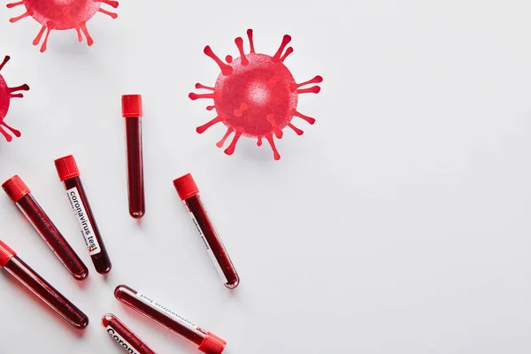 Kan Örnekleri Koronavirüs Test Harfleriyle Test Tüplerinin Üst Görüntüsü Beyaz — Stok fotoğraf