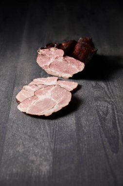 Lezzetli jambon dilimlenmiş domuz eti, kiraz domatesleri, ahşap masadaki bıçak.