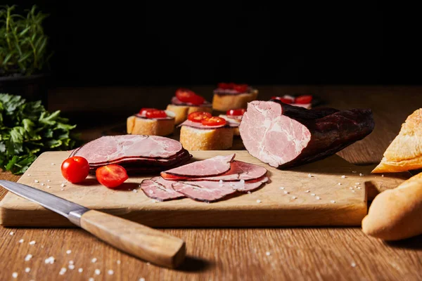 Selektiver Fokus Auf Schmackhafte Schinkenscheiben Kirschtomaten Und Messer Auf Schneidebrett — Stockfoto