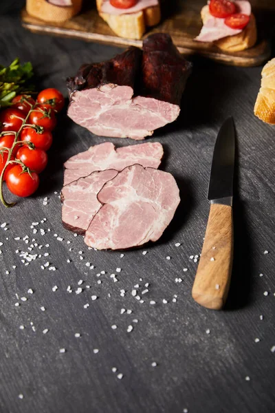 Selektiver Schwerpunkt Schmackhafter Schinkenscheiben Kirschtomaten Petersilie Salz Messer Und Baguette — Stockfoto