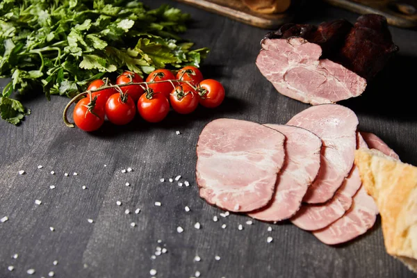 Selectieve Focus Van Smakelijke Ham Gesneden Ham Kerstomaten Peterselie Zout — Stockfoto