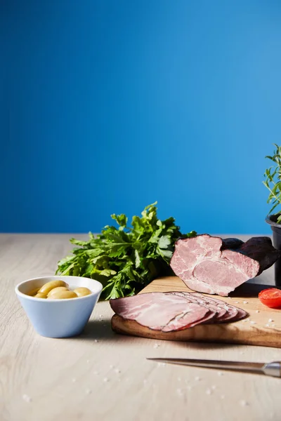 Selective Focus Tasty Ham Cutting Board Knife Parsley Olives Wooden — Stock Photo, Image