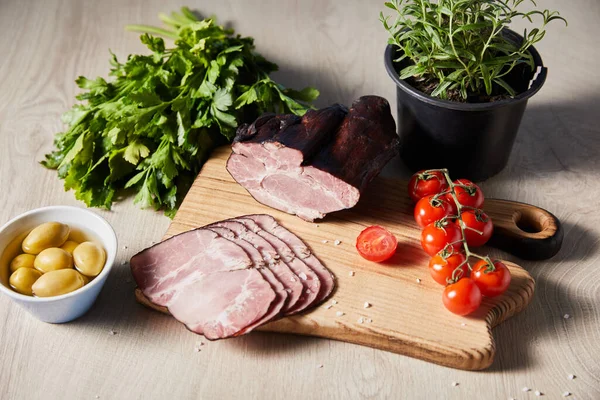 Jamón Sabroso Tabla Cortar Con Verduras Tomates Cherry Aceitunas Mesa — Foto de Stock