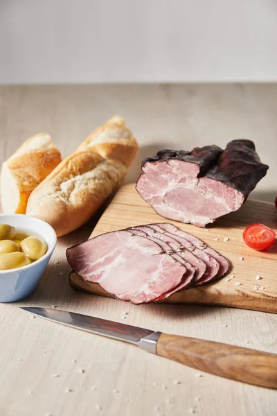 Selective Focus Tasty Ham Cutting Board Knife Cherry Tomato Olives — Stock Photo, Image