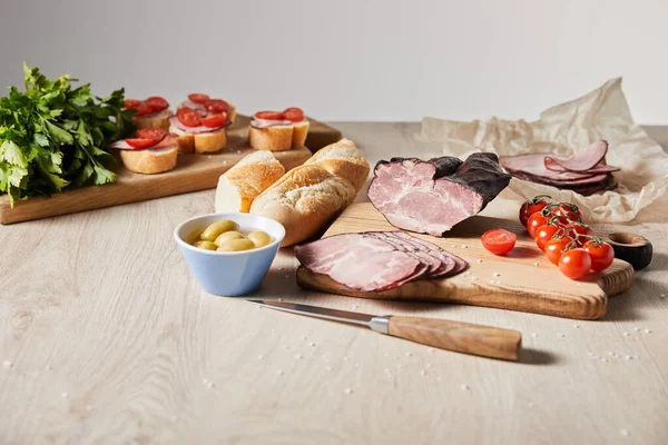 Selective Focus Tasty Ham Cutting Board Knife Parsley Cherry Tomatoes — Stock Photo, Image