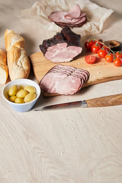 Selective Focus Tasty Ham Cutting Board Cherry Tomatoes Knife Olives — Stock Photo, Image