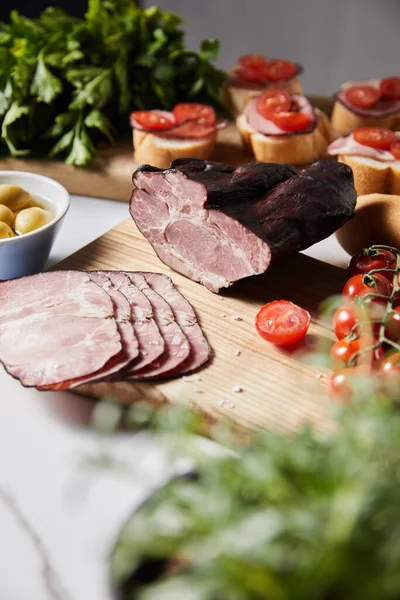 Selective Focus Tasty Ham Cutting Board Parsley Cherry Tomatoes Olives — Stock Photo, Image