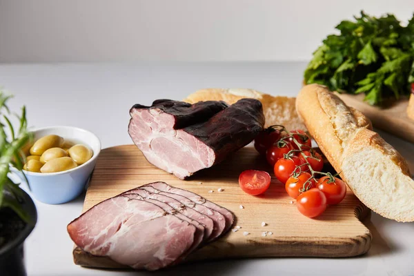 Selectieve Focus Van Smakelijke Ham Snijplank Met Peterselie Kerstomaten Olijven — Stockfoto