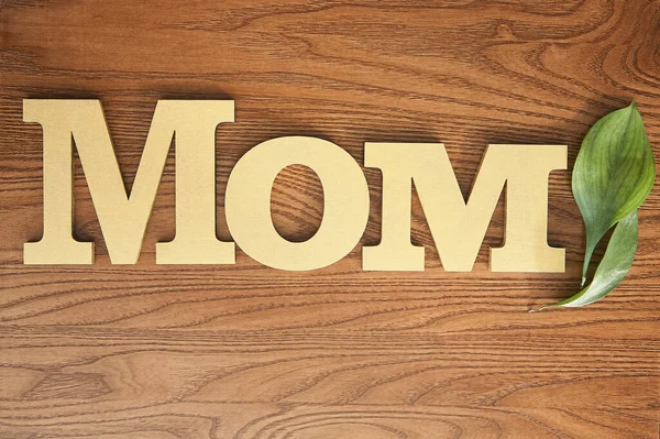 Bovenaanzicht Van Groene Bladeren Mama Belettering Houten Ondergrond — Stockfoto