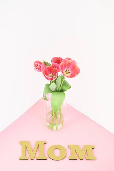 Primavera Tulipas Vaso Perto Mãe Lettering Fundo Rosa Branco — Fotografia de Stock