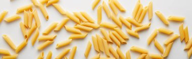 Beyaz zemin üzerinde pişmemiş makarnanın panoramik görüntüsü 