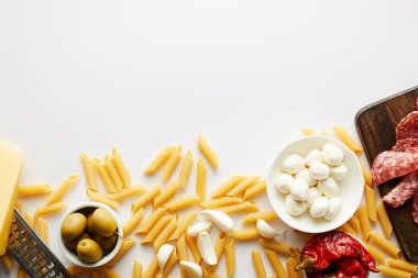 Makarna, et tabağı, rende ve malzemelerin beyaz arka planda üst görünümü 