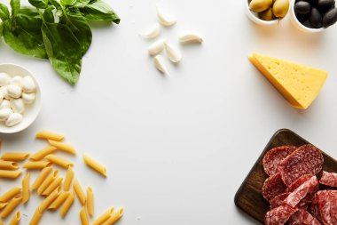 Makarna, et tabağı, peynir ve malzemelerin beyaz arka planda üst görünümü 