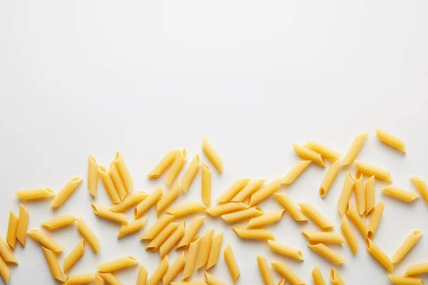 Bovenaanzicht Van Ongekookte Pasta Witte Achtergrond — Stockfoto