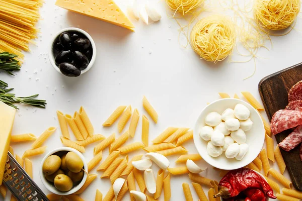 Ovanifrån Rivjärn Med Pasta Ost Och Ingredienser Vit Bakgrund — Stockfoto