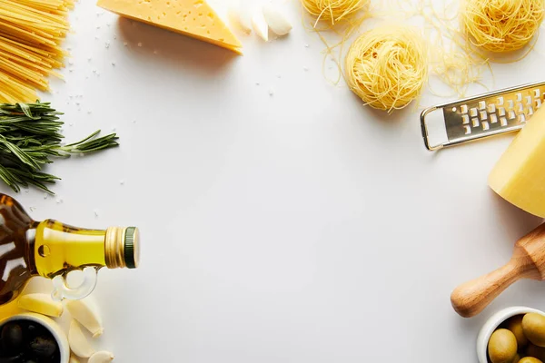 Top View Rolling Pin Grater Bottle Olive Oil Pasta Ingredients — Stock Photo, Image