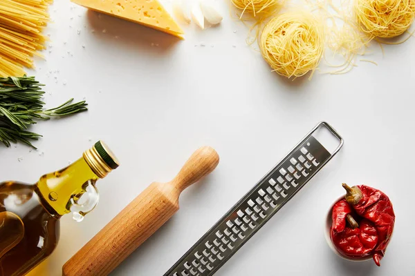 Top View Rolling Pin Bottle Olive Oil Grater Pasta Ingredients — Stock Photo, Image