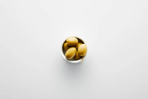 Draufsicht Auf Schüssel Mit Oliven Auf Weißem Hintergrund — Stockfoto