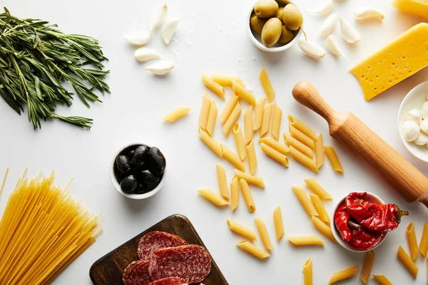Bovenaanzicht Van Deegroller Pasta Rozemarijn Vleesschotel Met Ingrediënten Witte Achtergrond — Stockfoto