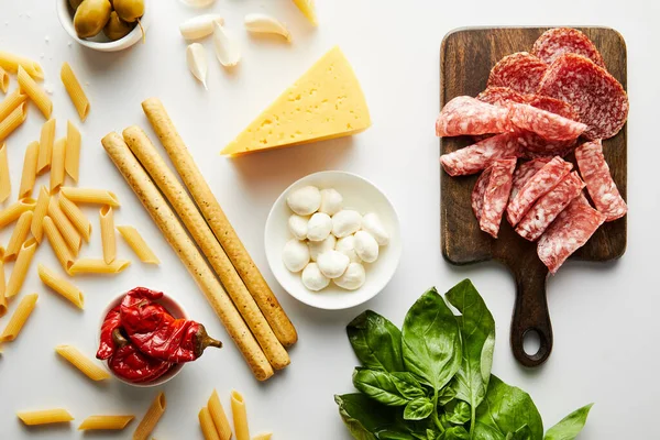 Vista Superior Bandeja Carne Breadsticks Massas Ingredientes Sobre Fundo Branco — Fotografia de Stock
