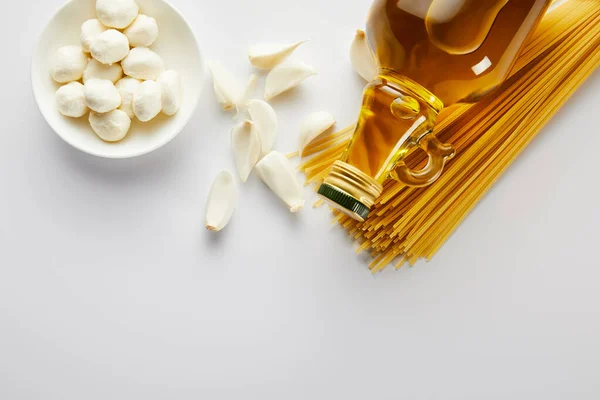 Top View Garlic Bowl Mozzarella Spaghetti Bottle Olive Oil White — Stock Photo, Image