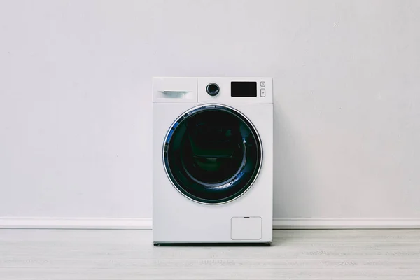 Máquina Lavar Roupa Moderna Perto Parede Branca Banheiro — Fotografia de Stock