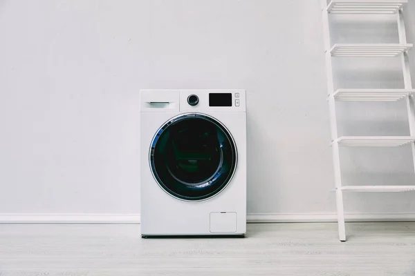 Moderne Wasmachine Buurt Van Rek Witte Muur Badkamer — Stockfoto